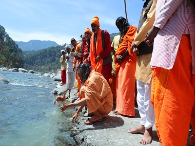 गंगा मैया का पूजन करते स्वामी नरेंद्रानंद सरस्वती महाराज जी 