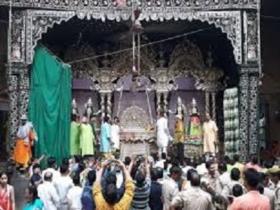 श्री बांके बिहारी जी के दर्शन को लालायित भक्त